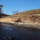 Denúncia: vazamento de combustível em rio no Embu das Artes