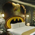 Sinta-se um super-herói no quarto de motel do Batman