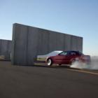 Drift insano em um BMW através de muros de concreto
