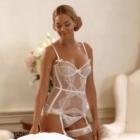 Beyoncé bem a vontade de lingerie em novo clipe 