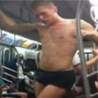 Pole dance no metrô