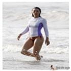 Jessica Biel exibe corpaço em final de semana de surf em Porto Rico