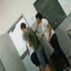 Aluna dá tapa no rosto de professora dentro de sala em Minas Gerais