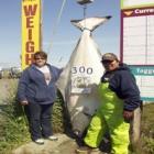 Mulher lidera competição de pesca no Alasca ao fisgar peixe de 136 kg
