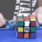 Garoto resolve cubo mágico em 6.24 segundos