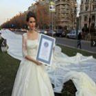 Mais longo vestido de noiva do mundo mede 2,75 km e é de uma romena de apenas 17