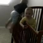 Bebê fujão escapa do berço e tenta destruir provas do crime