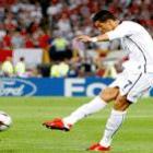 Cristiano Ronaldo Chuta a Bola e Acerta Torcedor na Arquibancada