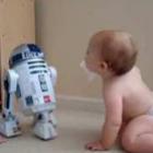 Conversa entre bebê e R2D2 android de Star Wars