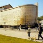 Réplica em tamanho real da Arca de Noé com animais de verdade... 