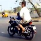 A incociência de alguns pais, menina de 4 anos conduzindo uma moto