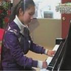 Chinesa de 19 anos toca piano sem os dedos da mão direita !