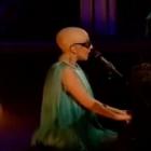 Lady Gaga se apresenta de cabeça raspada no Paul O’Grady, Live 2011