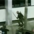 Samurai enfrentando vários policiais da SWAT ao mesmo tempo