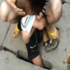 Menino é resgatado na China após perna ficar presa em buraco de esgoto