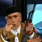 Apresentador de um jornal na Líbia aparece empunhando um rifle ao vivo.