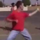 Lutador de kung fu brigando na rua 