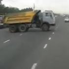 O mais sortudo da Rússia: escapou, ileso, de uma batida incrível de 2 caminhões!