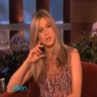 Jennifer Aniston testa vibrador para os seios em programa de TV 