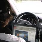 motorista dirige carro por ondas cerebrais