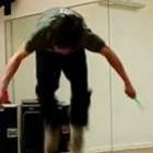 Incrível vídeo de garoto fazendo acrobacias pulando corda