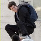 Andrew Garfield pendurado no set de O Espetacular Homem Aranha