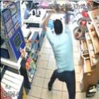 Gerente expulsa ladrão de loja atirando latas de cerveja nele