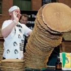 Australiano quebra recorde mundial de maior pilha de panquecas