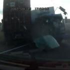 Batida incrível entre caminhões onde motorista é arremessado pelo para-brisa!