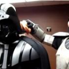 Darth Vader lustrando o capacete