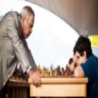 Kasparov joga xadrez com alunos no Brasil