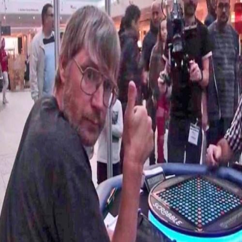 Sem saber falar espanhol, homem vence torneio de palavras-cruzadas na 