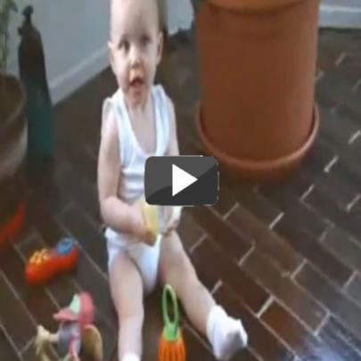 Bebê surpreende dançando break quando outra criança liga o som