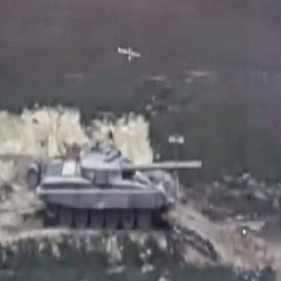  Míssil atingindo Tanque russo T-72 (Vídeo)