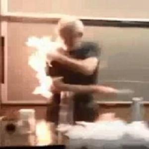 Professor exibido se queima e quase bota fogo na sala de aula