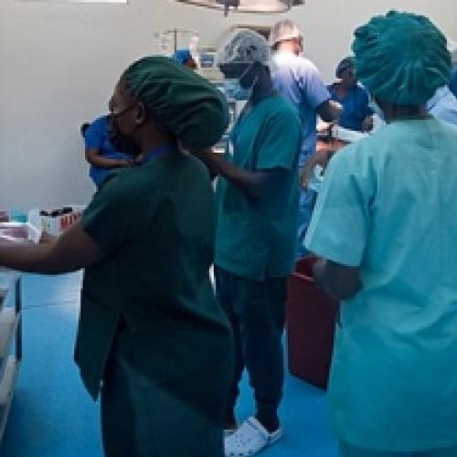 A história de médicos que esqueceram coisas dentro dos seus pacientes