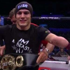 Lutador sem braço se torna campeão mundial (MMA)