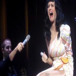 Katy Perry desmascarada ao vivo em Show