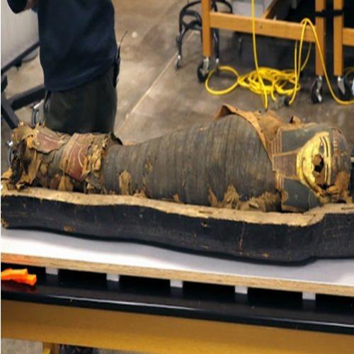 Pela primeira vez na história cientistas retiram múmia de caixão
