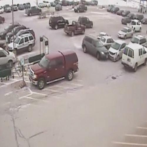 Motorista de 92 anos bate em 9 carros em estacionamento nos EUA