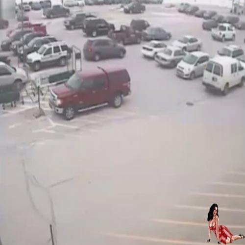 Velhinho de 92 anos bate em 10 carros tentando sair de estacionamento