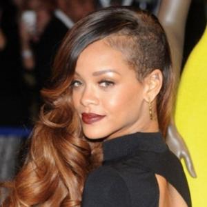 Rihanna de batom escuro e look meio gótico, arrasando por aí.