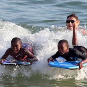 Filhos de Madonna pegam ondas em Ipanema