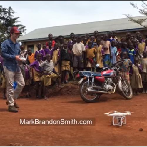  Olha o que acontece quando crianças Africana ver um drone pela 1 vez