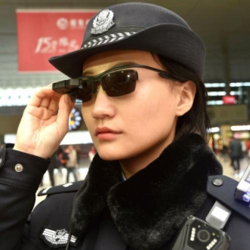 Os óculos de reconhecimento facial da polícia chinesa.