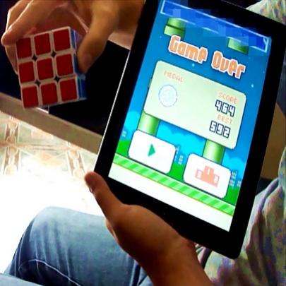 Montando cubo mágico enquanto zera o Flappy Bird
