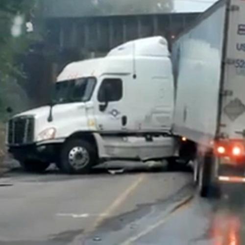 Motorista sem noção destrói caminhão em manobra errada