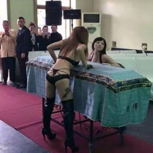 China quer proibir shows de strippers em enterros