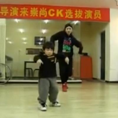 Dançarino de apenas 6 anos nível asiático