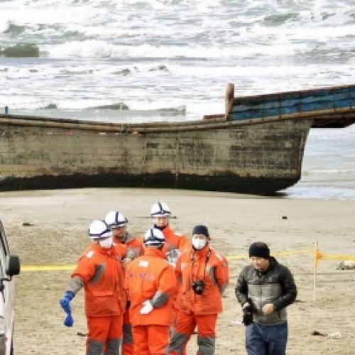 Um navio fantasma é encontrado na costa japonesa com 8 corpos dentro.